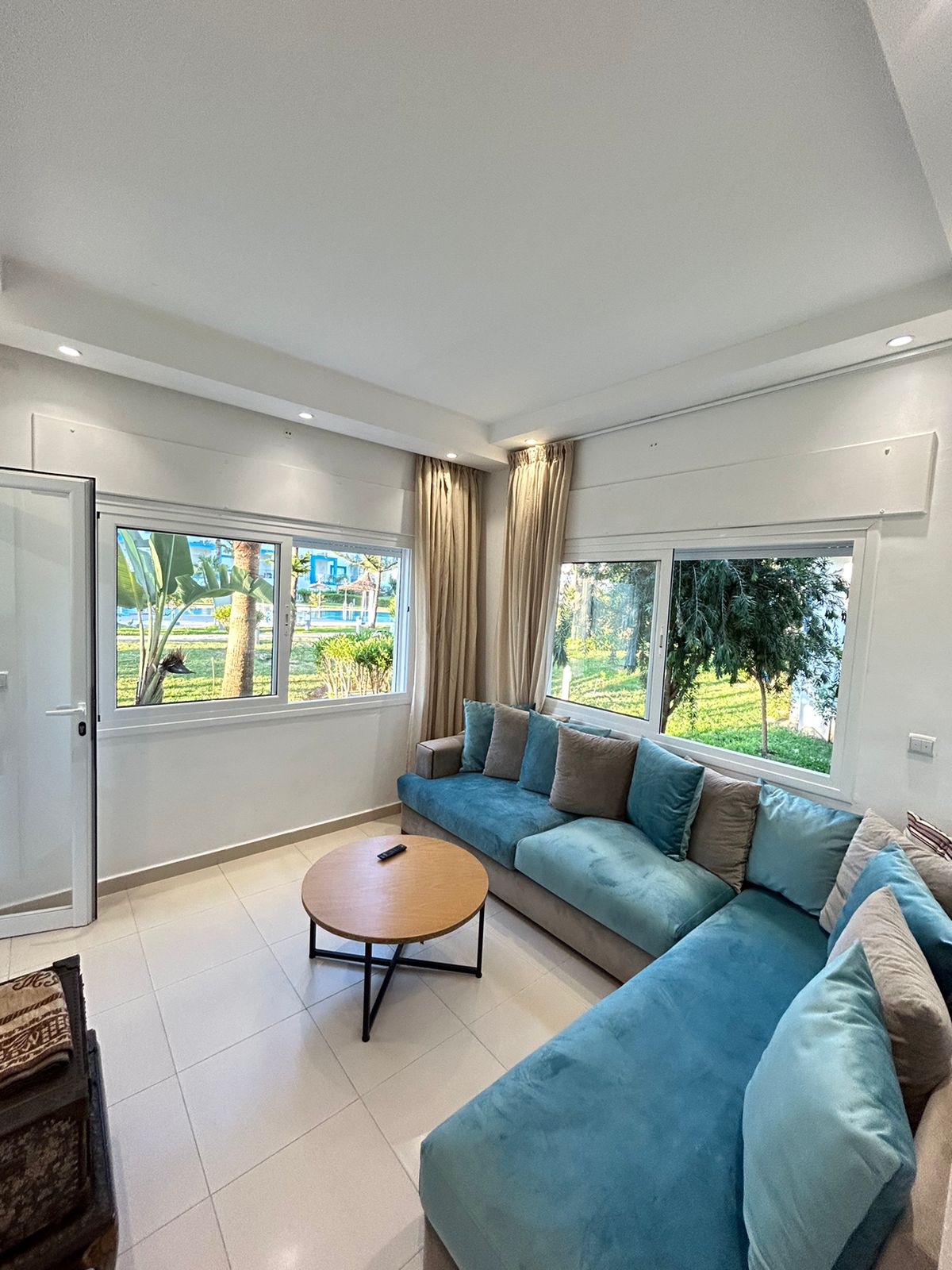 Appartement rénové à louer à Cabo Negro avec piscine et terrasse